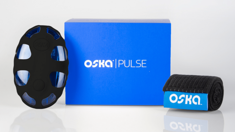 מכשיר Oska Pulse עם קופסה ורצועת נשיאה